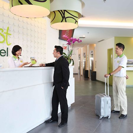 Zest Airport Jakarta By Swiss-Belhotel International Tangerang Exterior photo